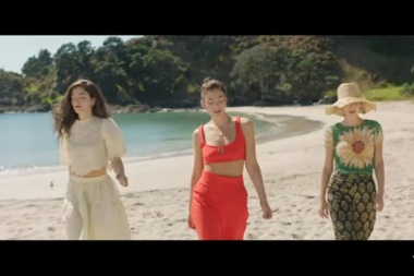 Lorde - Secrets from a Girl