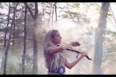 Lindsey Stirling junto a Amy Lee of Evanescence se remontan a la epoca medieval en el video de Love Goes On and On