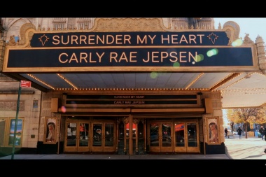 Carly Rae Jepsen llevo Surrender My Heart a Broadway en nuevo clip