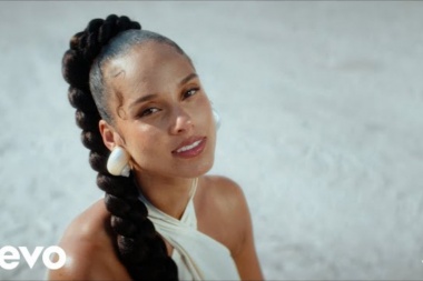 Alicia Keys deja caer un nuevo e impactante visual para Stay junto a Lucky Daye