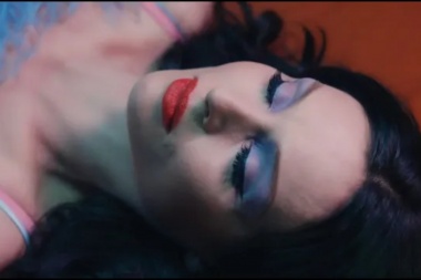 El talento, la belleza de Sophie Ellis-Bextor animan el clip Breaking the Circle