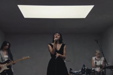 Echale un vistazo a la nueva performance en vivo de Rebecca Black