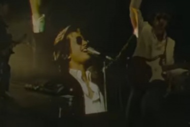 Arctic Monkeys despliega rock con tientes pop en Sculptures Of Anything Goes