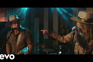 Lainey Wilson y Lukas Nelson unieron sus voces en una historia que enamora, More Than Friends