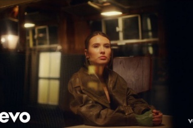 Mimi Webb libero una version reelaborada de su single Last Train To London