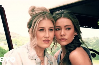 Maddie y Tae brindan por amigos leales mientras cantan