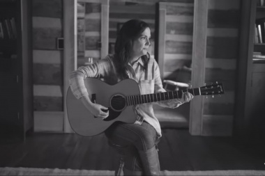 La artista estadounidense Lori McKenna ofrece una dosis de esperanza: Happy Children