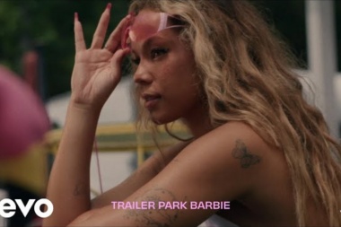 Echale un vistazo a Trailer Park Barbie de Tanner Adell