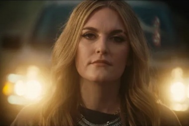 Kasey Tyndall le dio vida a un himno de ruptura conmovedor, Dirt Road to Hell