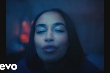 Jorja Smith le puso imagenes a Falling or flying