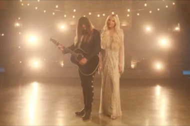 Echale un vistazo a Plans, una historia que enamora de Billy Ray Cyrus y su prometida, Firerose