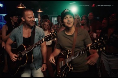 Checa la alegre historia Kiss Like You Dance de Charlie Worsham junto a Kip Moore