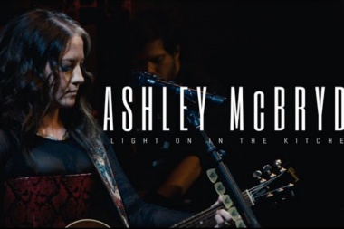 Ashley McBryde - Light On In The Kitchen