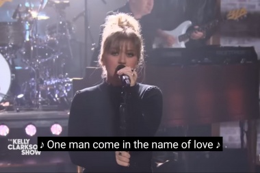 Kelly Clarkson hace alarde de su destreza vocal sin esfuerzo con un iconico track de U2