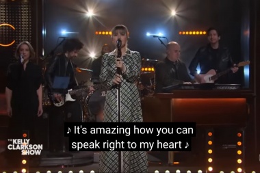 Kelly Clarkson le dio su propio toque a un clasico: When You Say Nothing at All