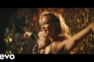 Kate Hudson sensualmente talentosa en su debut como cantante: Talk About Love