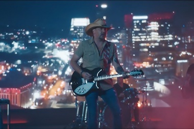 Jason Aldean siente profundamente el adios en Whiskey Drink