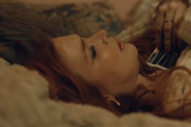 Caylee Hammack teje historias a traves de su nuevo libro y album Bed of Roses