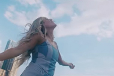 Mackenzie Carpenter dejo caer imagenes para Country Queen