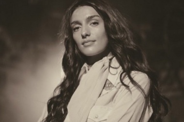 Gabriella Rose le pone actitud y ritmo a su nueva cancion viral, Necklace