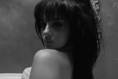 El talento y la presencia de Jessie Murph brillan en el visual de Blue Strips