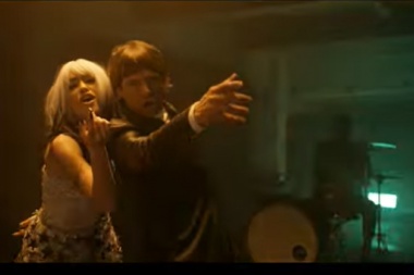 Turf le dio un toque distinto a un clasico con la voz de Lali: Loco un poco