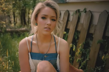 Emily Ann Roberts enfrenta un dilema dificil en The Fence