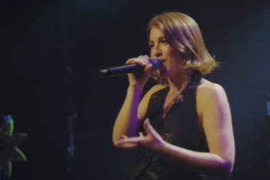 Genial performance de Laura Esquivel: Vivo la vida