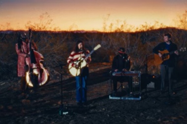Checa una performance en vivo de Jade Bird: Avalanche