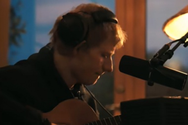 Ed Sheeran dejo caer una version acustica de Azizam