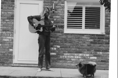 Nina Nesbitt presenta una version acustica de Painkiller