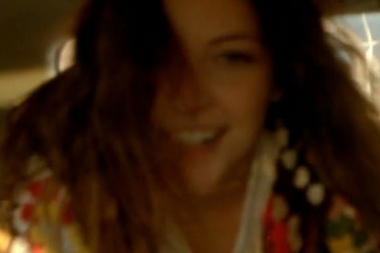 Jade Bird canta sobre dejar ir en Nobody