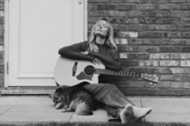 Nina Nesbitt comparte una version acustica de Big Things, Small Town