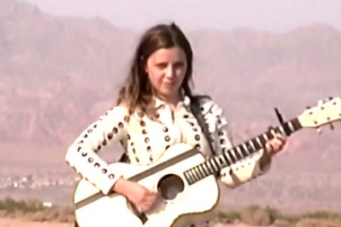 Jade Bird canta sobre vinculos que todavia importan