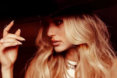 Conoce a Elizabeth Jo, con su Hang It Up