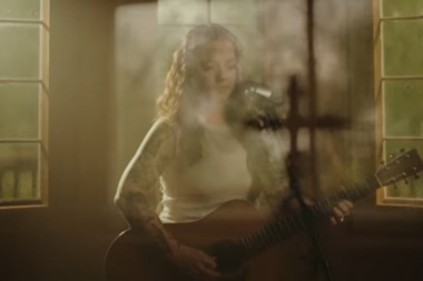 Ashley McBryde estrena una version acustica de Rattlesnake Preacher