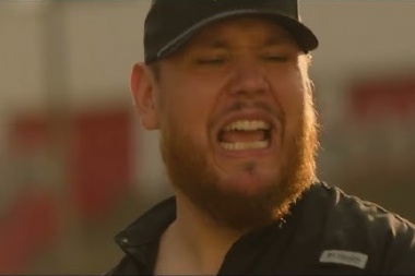 Luke Combs le puso imagenes a Back in the Saddle