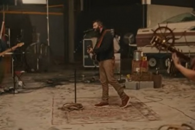 Jordan Davis y una performance fiel a su estilo country