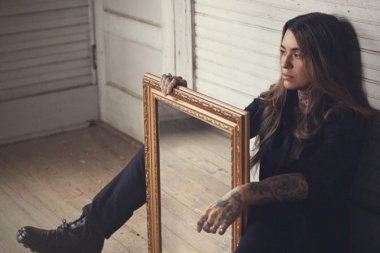 Morgan Wade abre su corazon con Hardwood Floor