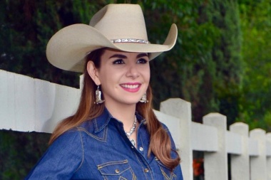 Checa la musica de Laura Denisse y Los Brillantes