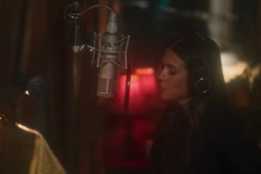 Morgan Wade estreno la version con cuerdas de Hardwood Floor