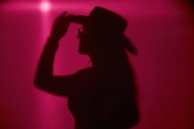 La artista country Caitlynne Curtis dejo caer imagenes para Devil You Made