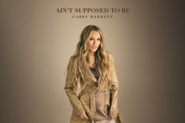 Gabby Barrett enamora con una historia audaz