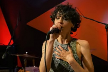 Daniela Herrero rockea entre el amor y la obsesion con Demasiado