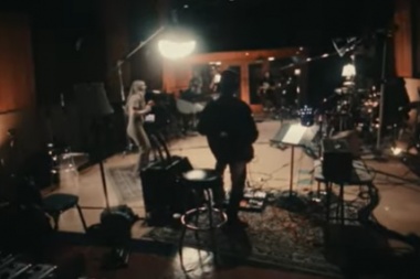 ZZ Ward ofrecio una version en vivo de su poderoso tema Naked In The Jungle