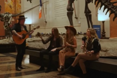 Lainey Wilson y una performance acustica diferente