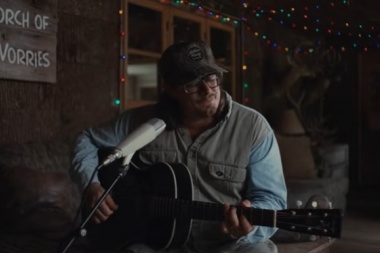 Hardy se luce con Girl With a Gun en un set rustico y cercano