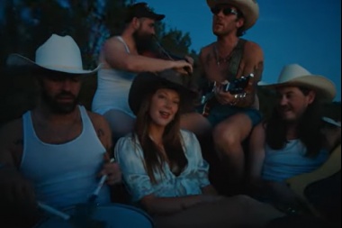 Kaitlin Butts transforma un clasico del rock en una emotiva historia country