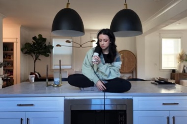 Anna Clendening vuelve a lo intimo con una version acustica