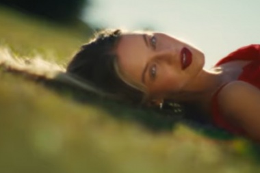 Kelsea Ballerini detiene el tiempo en el emotivo video de I Sit In Parks